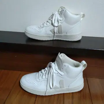 VEJA 화이트 하이컷 스니커즈