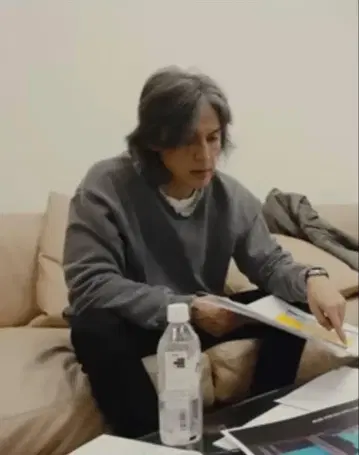이나바 코시 착용 데미지 가공 맨투맨