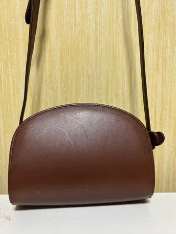 A.P.C. 아페쎄 하프문 브라운 성숙 캐주얼