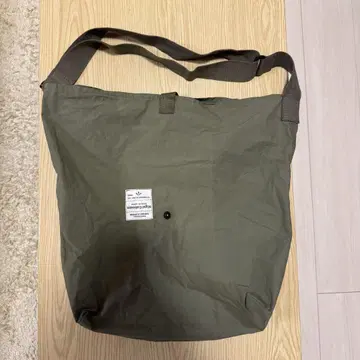 Nigel Cabourn 올리브 숄더백