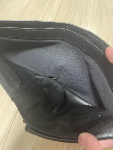 블랙 가죽 접이식 지갑 스냅 버튼 포함