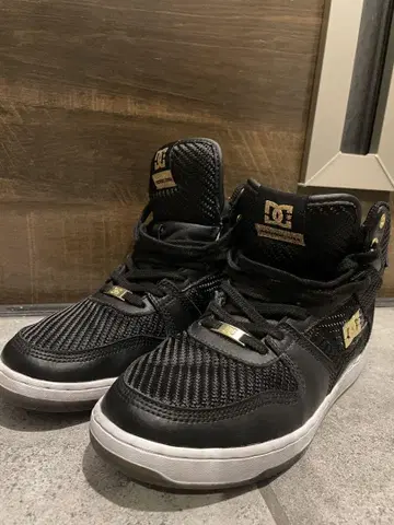 DC 블랙 골드 하이컷 스니커즈
