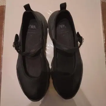 ZARA 블랙 스트랩 슈즈