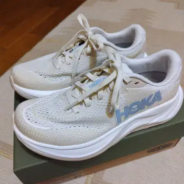 HOKA 베이지 스니커즈