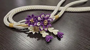 후리소데용 허리띠, 보라색과 화이트 꽃 장식 포함