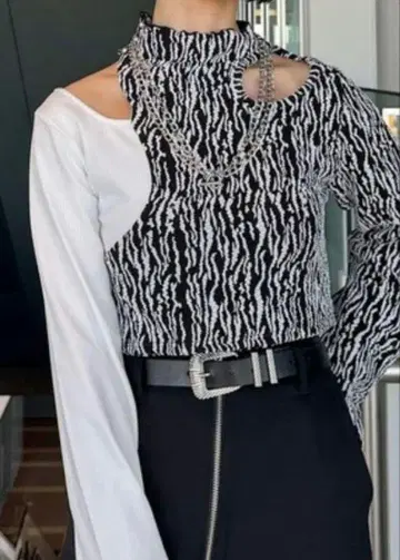 PAGEBOY 핏타 미니 도킹 컷 아웃 TOPS