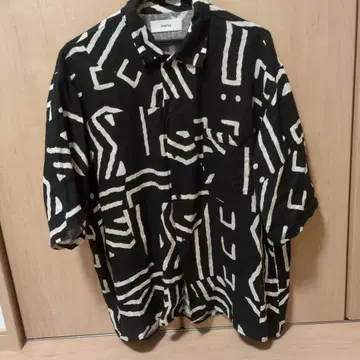 marka 반팔 셔츠 블랙/화이트 추상 무늬