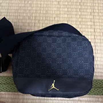 Jordan 숄더백 금색 블랙