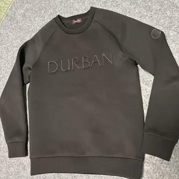 D'URBAN 엠보싱 로고 크루넥 트레이닝복