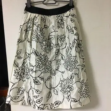 TO BE CHIC 플라워 프린트 플레어 스커트 38
