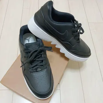 블랙 스니커즈