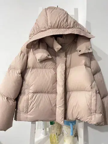 베이지 후드 부착 다운 자켓
