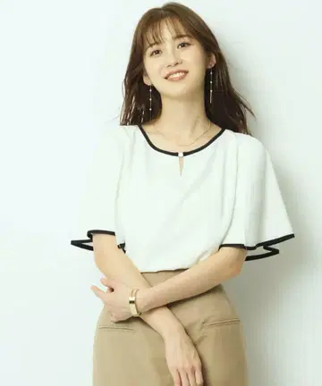 저스길리티 파이핑 소매 슬릿 블라우스