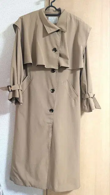 베이지 프릴 디자인 트렌치코트