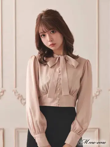 엠미에메 M me eme 새틴 리본 블라우스