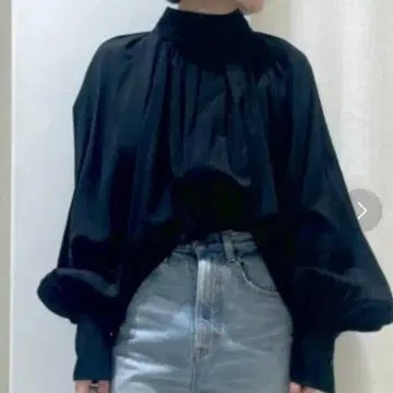 바빌론 BABYLONE 볼륨 슬리브 하이넥 블라우스