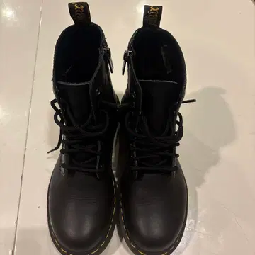 닥터마틴 지퍼 달린 부츠