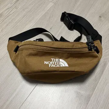 THE NORTH FACE 바디백 브라운