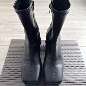 새상품급 EVRIS 가죽 라이크 청키힐 부츠(BLACK)