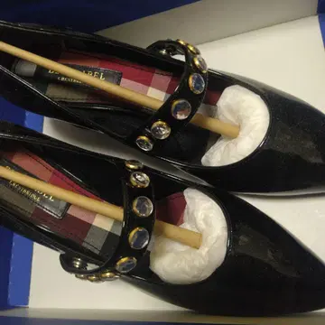 BLUE LABEL 비쥬 장식 블랙 하이힐 24cm