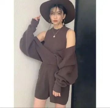 브라운 리브 오프숄더 스웨터 GYDA