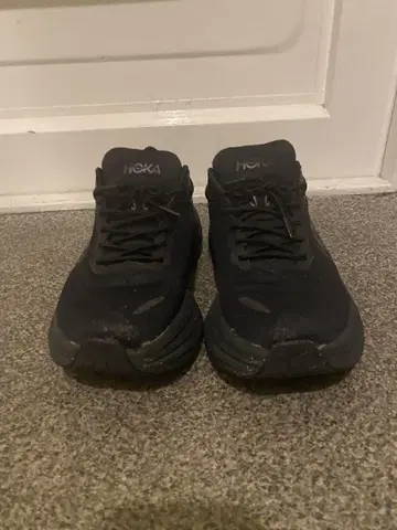 HOKA 블랙 스니커즈