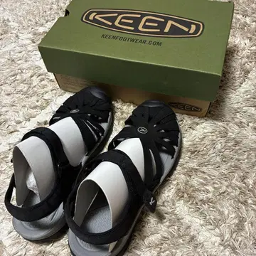 KEEN 블랙 로즈 샌들