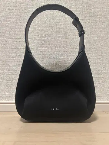EDITA 블랙 핸드백