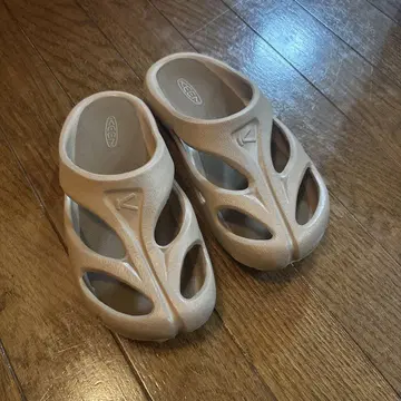 KEEN 베이지 샌들