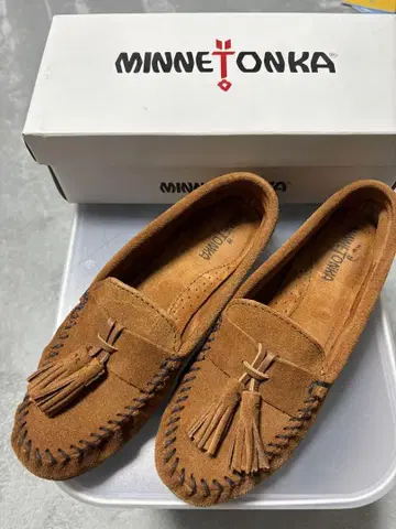 MINNETONKA 브라운 모카신 태슬 24cm