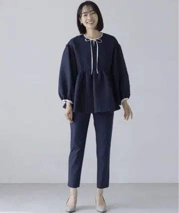 [ SONO ] 오간자 자카드 프티 리본 블라우스 네이비