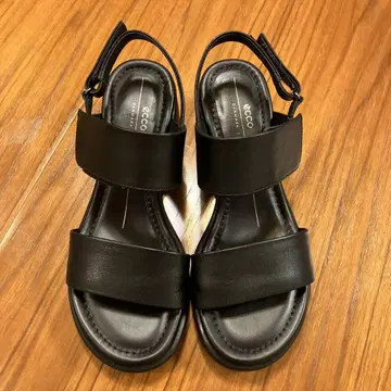 ecco 블랙 스트랩 샌들