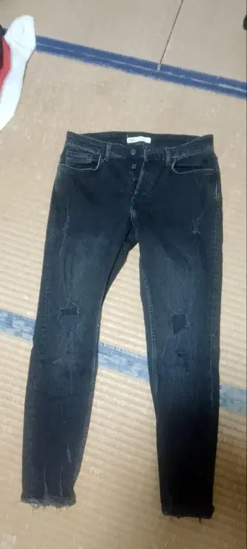 블랙 스키니 데님 무릎 데미지