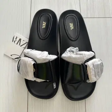 ZARA 버클 플랫 샌들 블랙