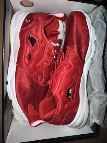 Reebok 모모크로 콜라보 스니커즈