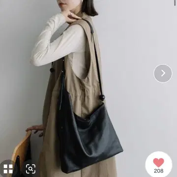 BEAURE  카우 가죽 수지 볼 포함 비대칭 숄더백