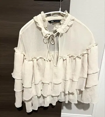 ZARA 프릴 달린 크림색 셔츠