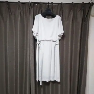 화이트 반팔 무릎 기장 원피스 허리 리본 포함
