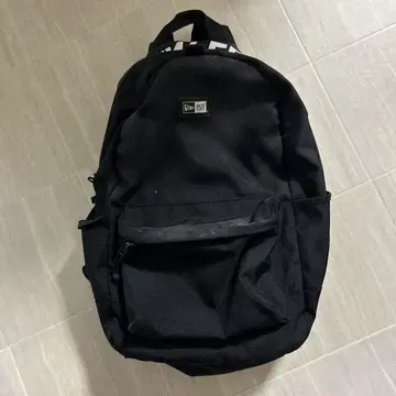 NEW ERA 블랙 백팩
