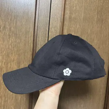 마리콴트 플라워 모티브 자수 캡 마리쿠아