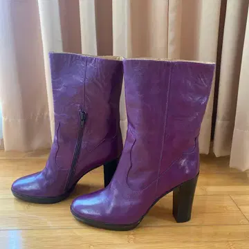 보라색 가죽 하이힐 부츠