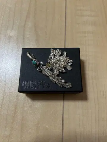 vivify 크로우 페더 목걸이