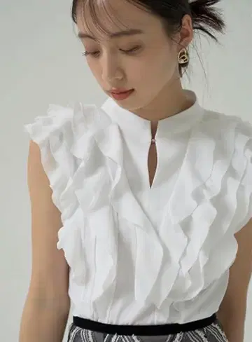 snidel 슬리브리스 프릴 블라우스