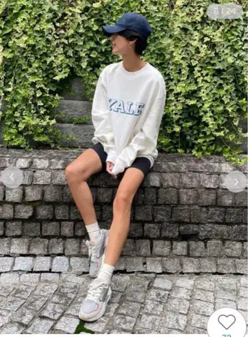 emmi Yale 로고 화이트 맨투맨