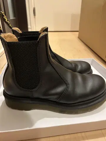 블랙 가죽 사이드 고어 부츠 닥터마틴