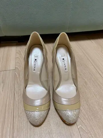 DIANA 글리터 장식 베이지 펌프스