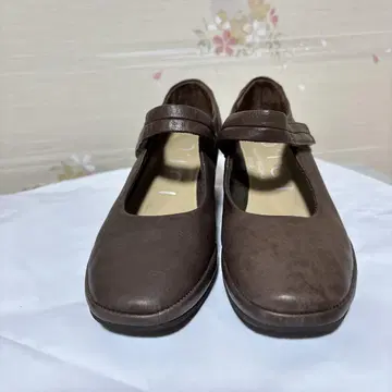 브라운 스트랩 웨지힐 펌프스