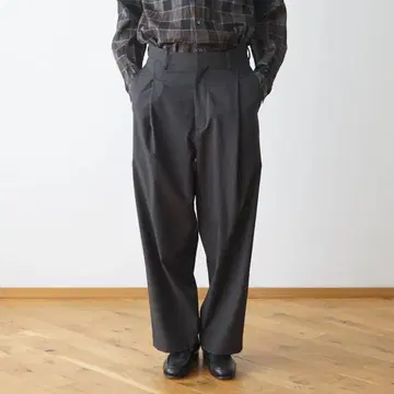 25SS URU 1 TUCK PANTS -CHARCOAL