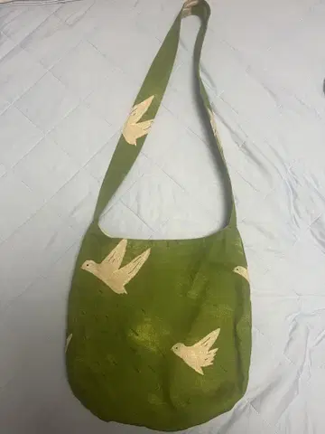 그린 컬러 새 무늬 숄더백