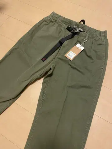 올리브색 M 사이즈 카고 팬츠